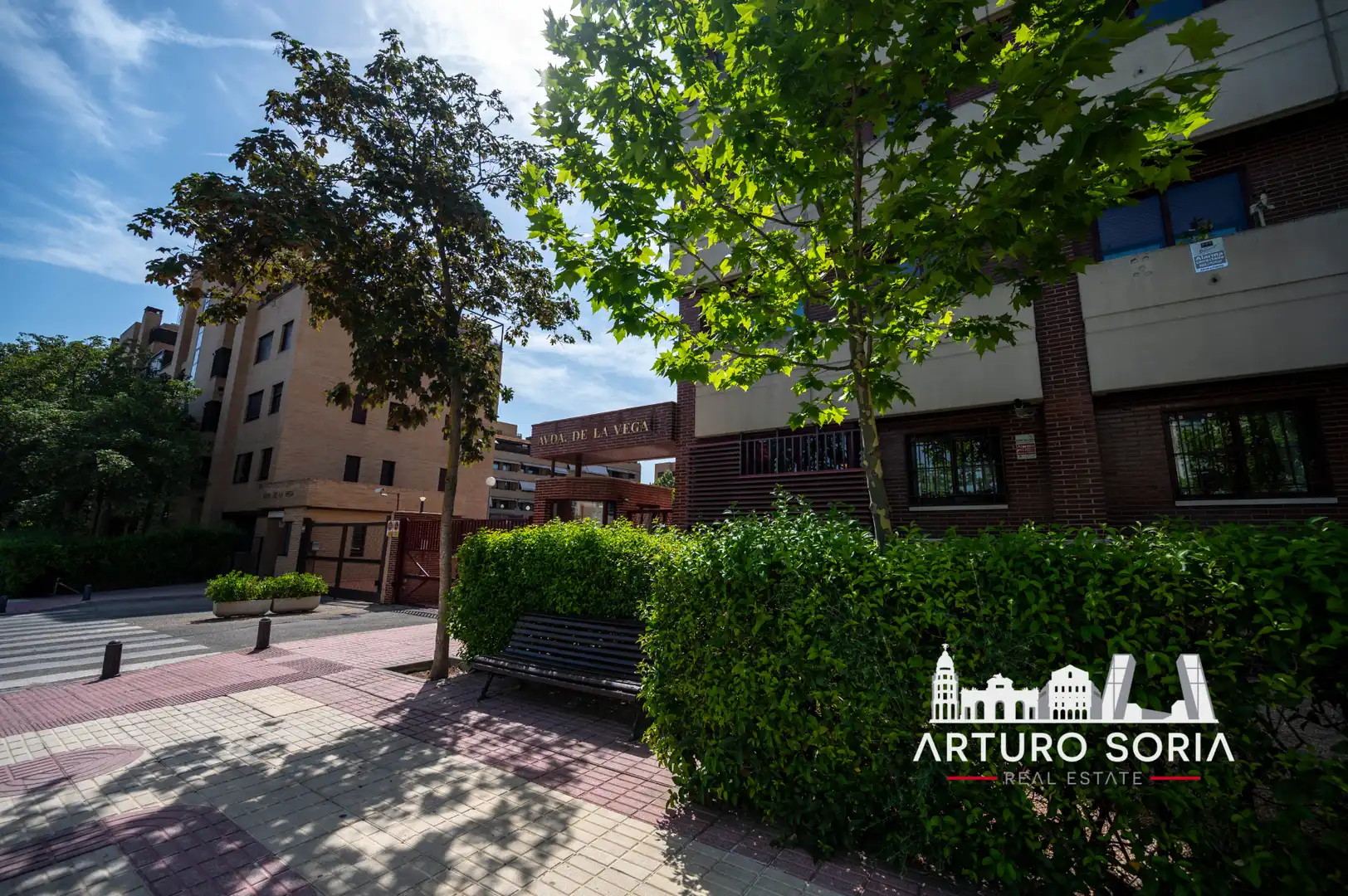 Vista exterior de Àtic de lloguer en La Moraleja amb Terrassa i Piscina comunitària