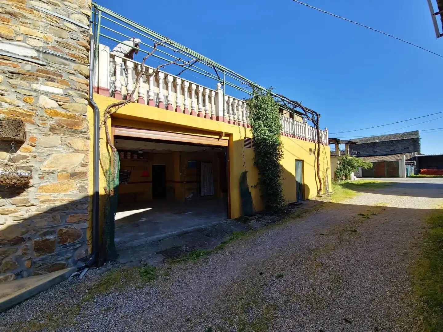 Vista exterior de Casa adosada en venta en Cacabelos con Calefacción y Balcón