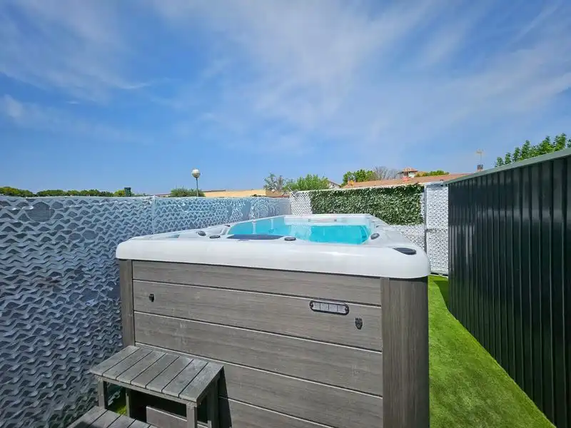 Piscina de Casa adosada en venta en Peralta / Azkoien con Aire acondicionado, Calefacción y Jardín privado