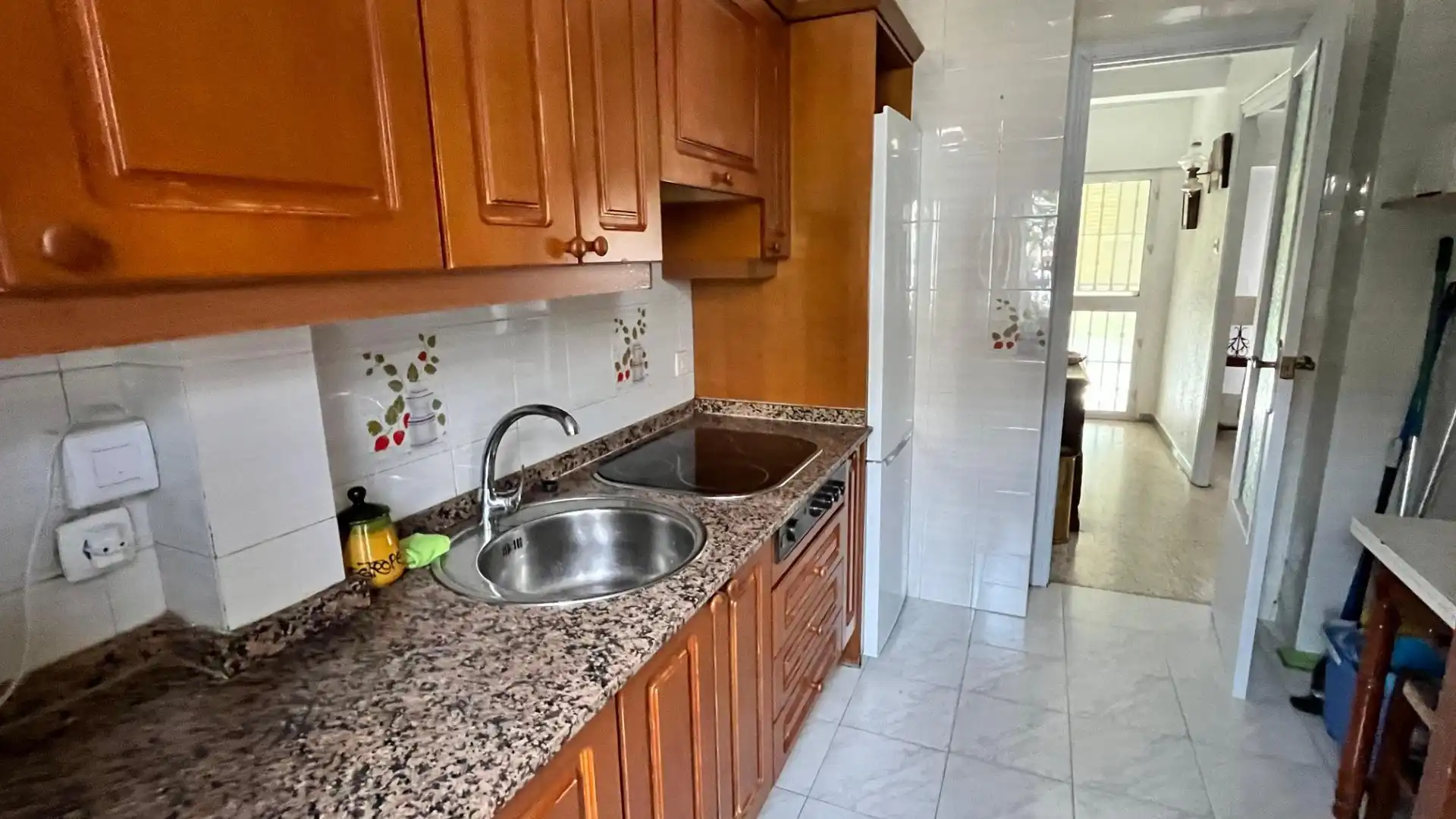 Cuina de Pis en venda en Sevilla amb Aire condicionat, Terrassa i Moblat