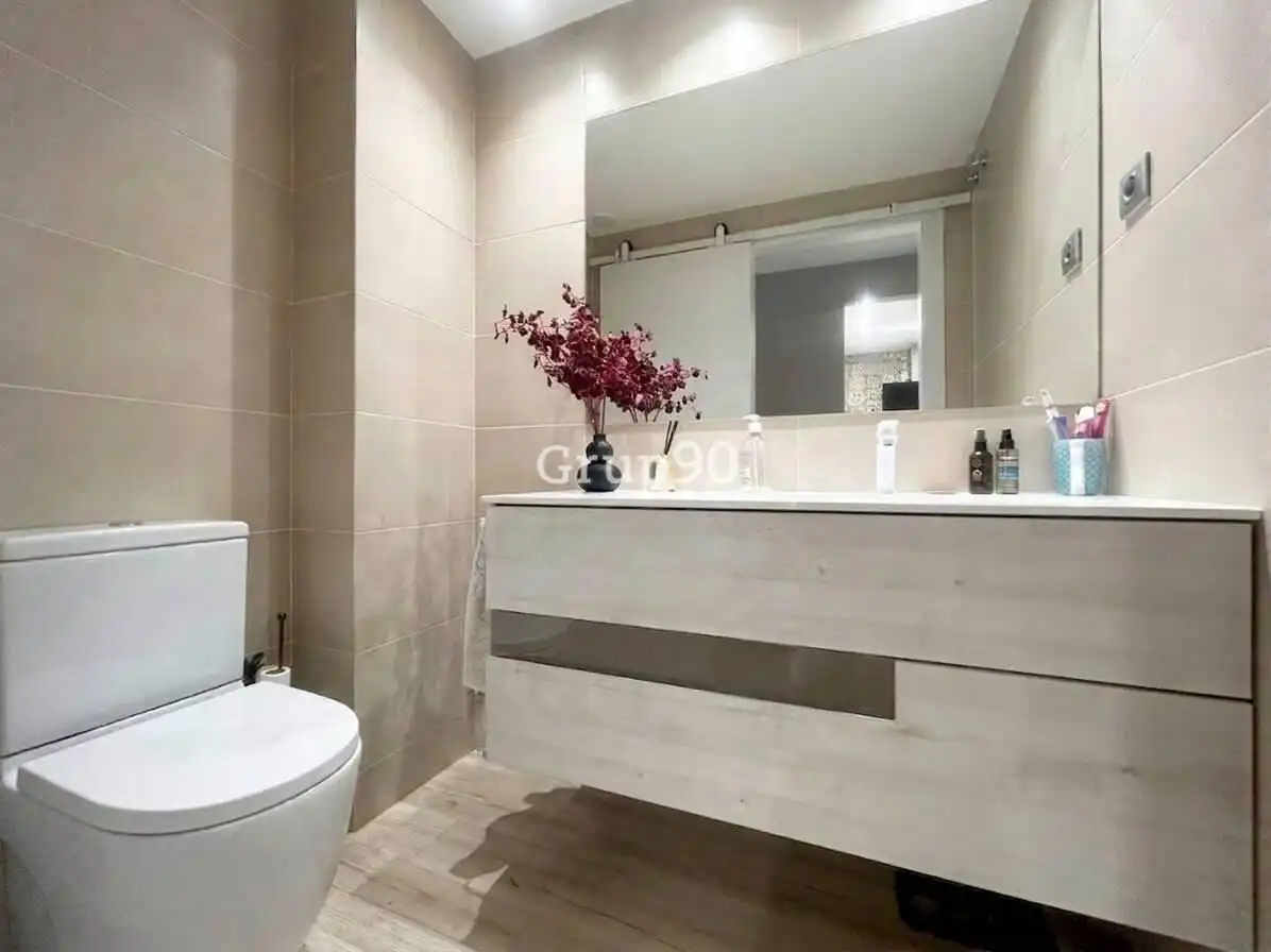 Baño de Casa adosada en venta en Lleida con Aire acondicionado, Calefacción y Jardín privado