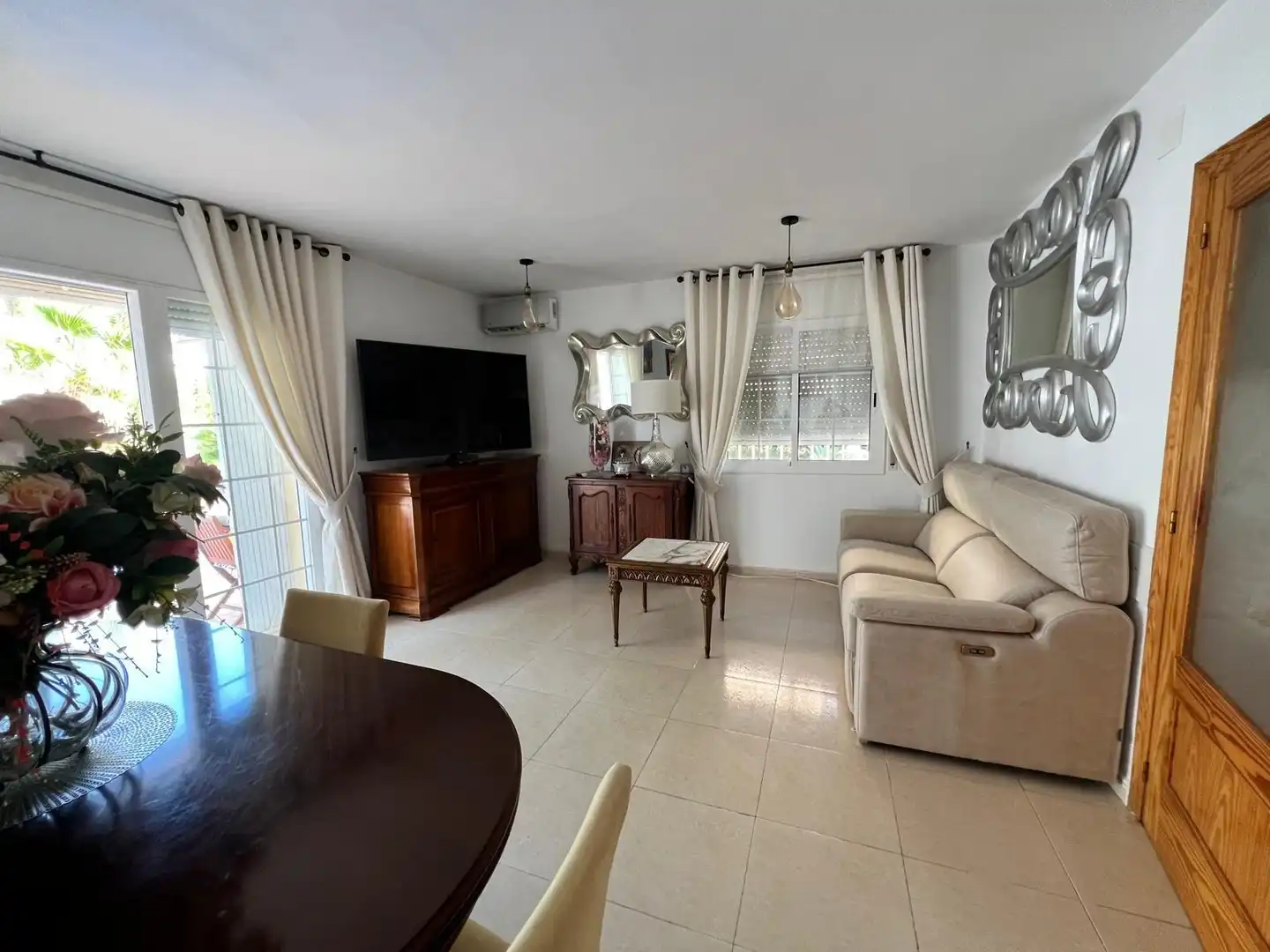 Sala d'estar de Casa adosada en venda en Mont-roig del Camp amb Jardí privat, Terrassa i Piscina