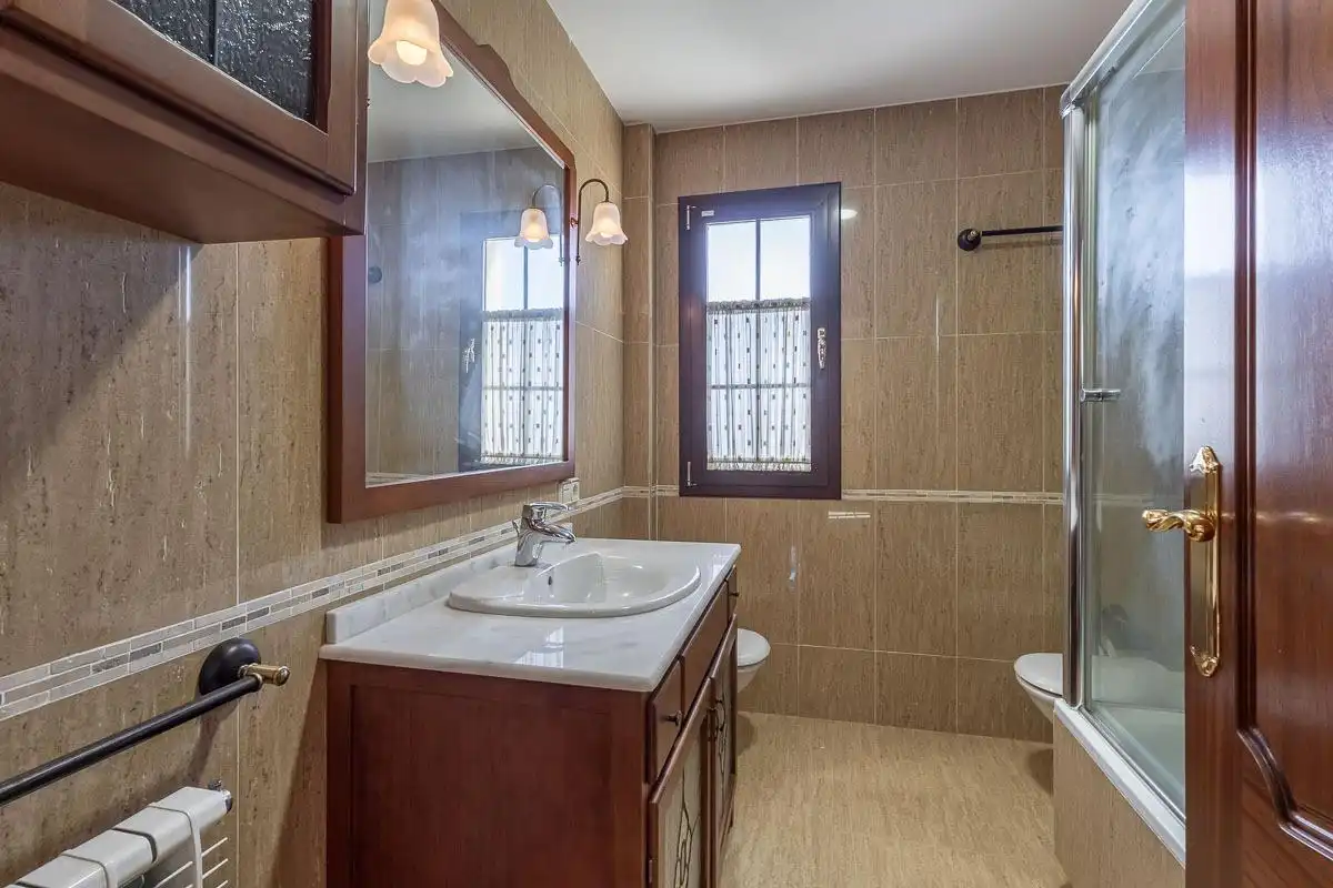 Baño de Casa o chalet en venta en Cájar con Calefacción, Jardín privado y Terraza