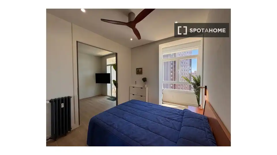 Dormitori de Apartament per a compartir en Madrid amb Aire condicionat, Terrassa i Moblat