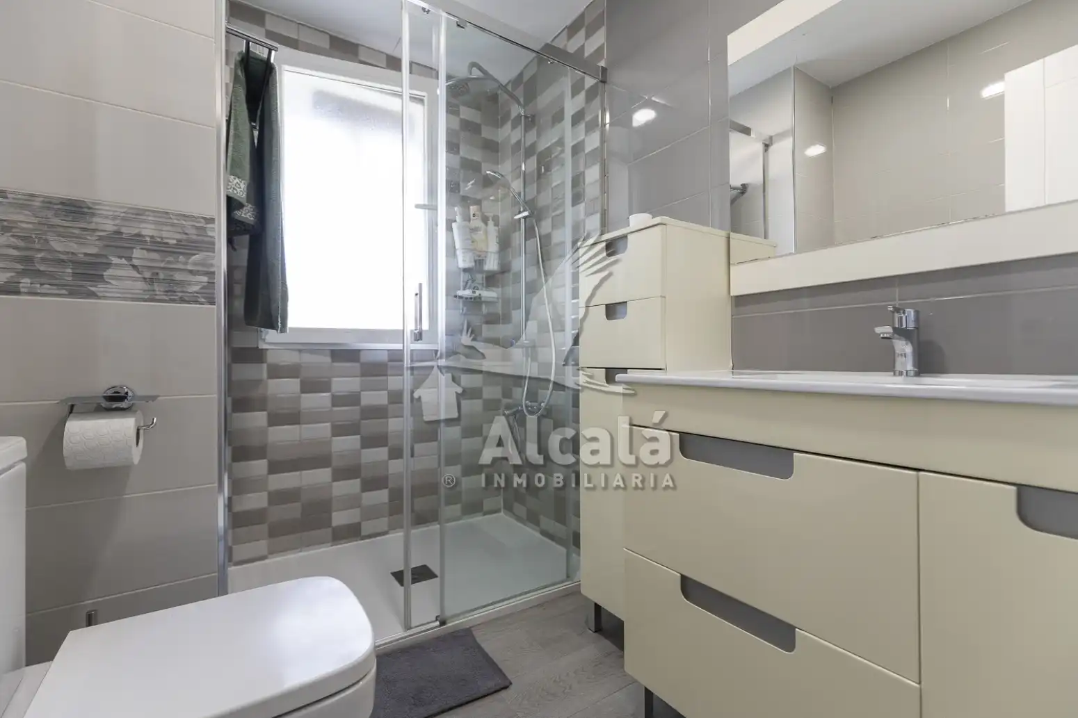 Baño de Piso en venta en Alcalá de Henares con Aire acondicionado, Calefacción y Trastero