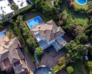 Vista exterior de Casa o xalet en venda en Sotogrande amb Aire condicionat, Jardí privat i Terrassa