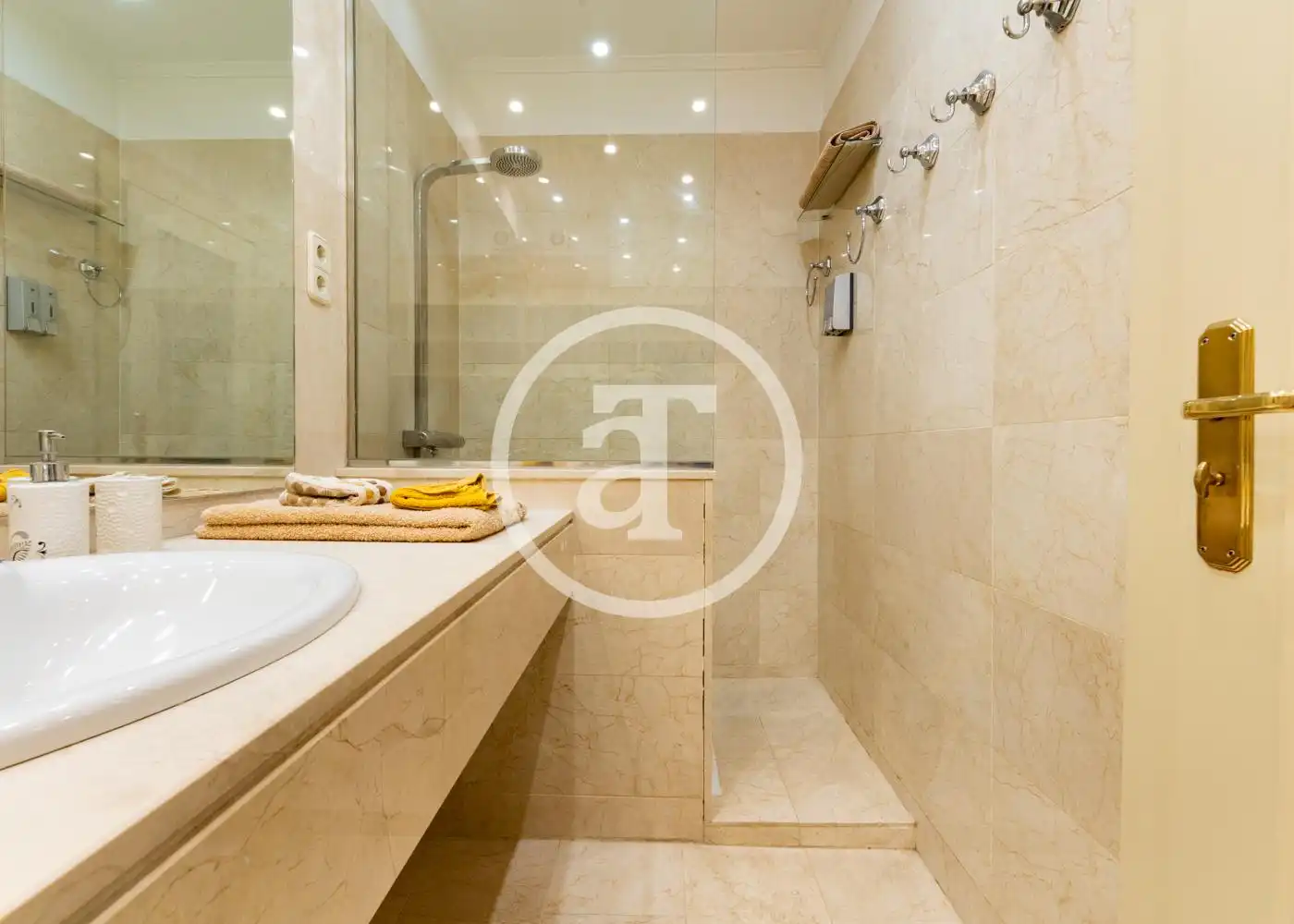 Badezimmer von Wohnung zur Miete in Madrid mit Klimaanlage, Heizung und Möbliert