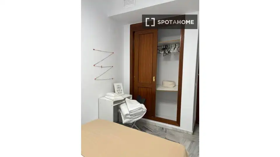 Bedroom of Flat for share in Sevilla  with Air Conditioner, Terrace and Furnished
