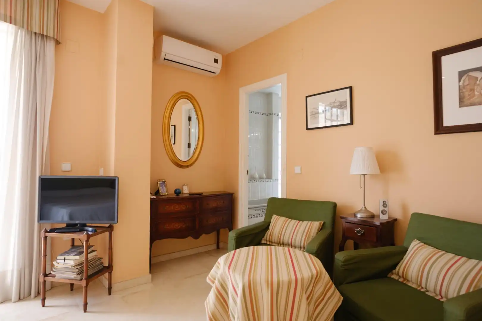 Sala de estar de Casa o chalet en venta en Alcalá de Guadaira con Aire acondicionado, Calefacción y Jardín privado