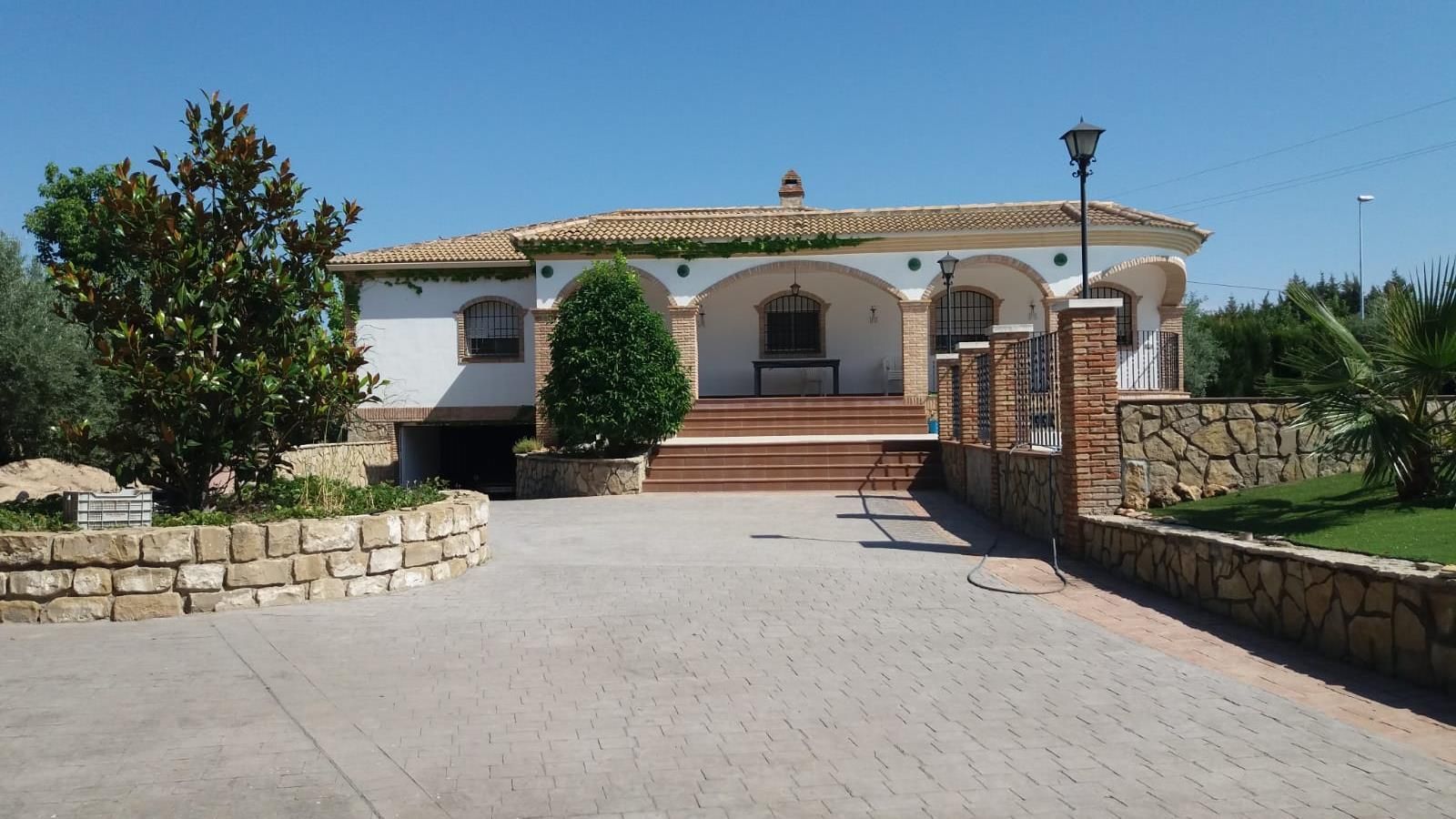 Vista exterior de Casa o chalet en venta en Úbeda con Jardín privado y Piscina