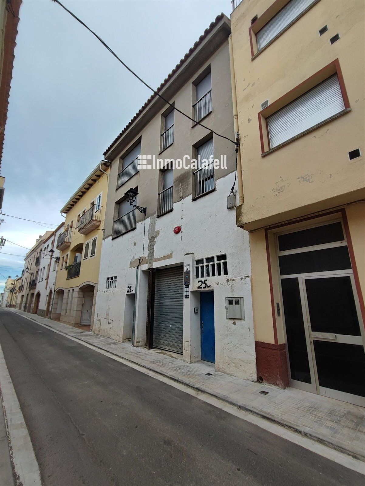Vista exterior de Edificio en venta en La Bisbal del Penedès