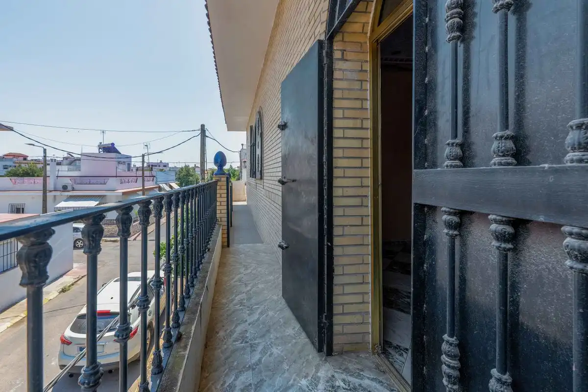 Vista exterior de Casa adosada en venta en Sevilla con Calefacción