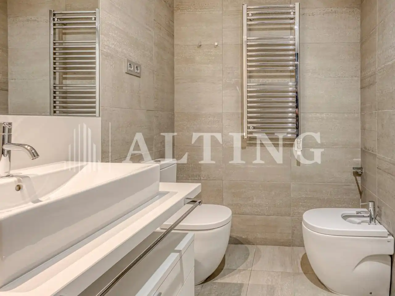 Badezimmer von Wohnung zum Verkauf in Barcelona mit Parkett, Terrasse und Abstellraum