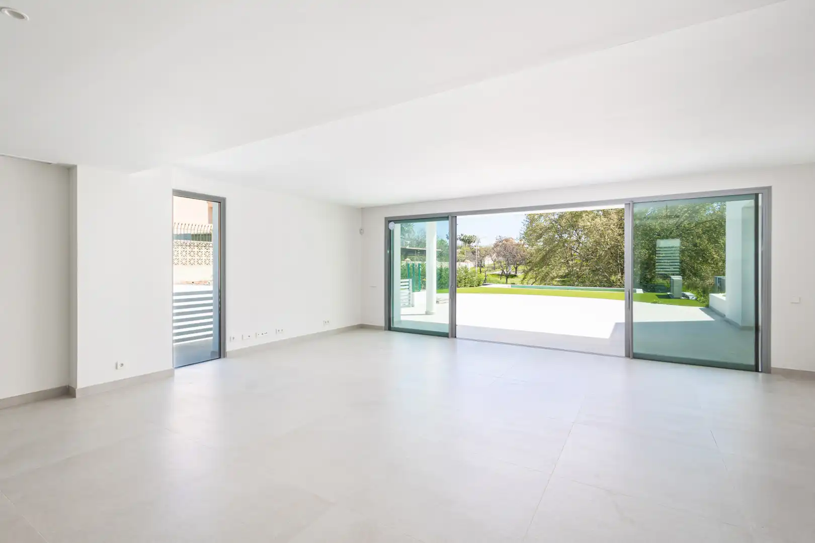 Sala de estar de Casa adosada en venta en Marbella con Aire acondicionado, Jardín privado y Terraza