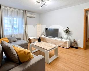 Sala d'estar de Apartament en venda en  Madrid Capital amb Aire condicionat