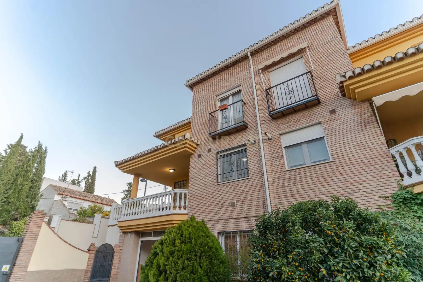 Vista exterior de Casa adosada en venda en La Zubia amb Aire condicionat, Jardí privat i Traster