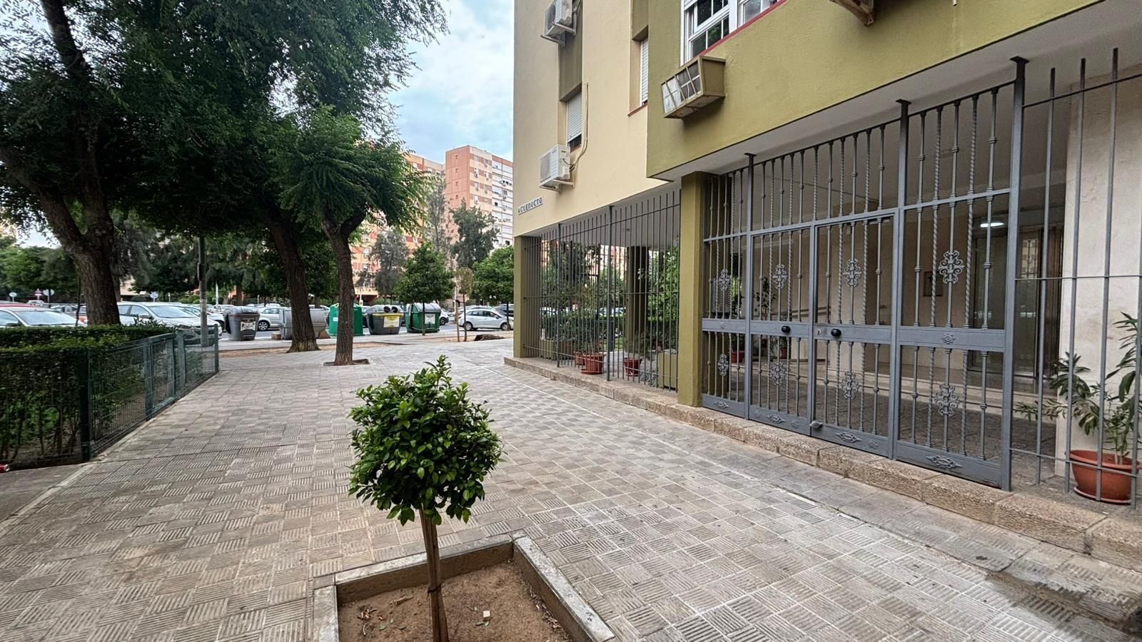 Vista exterior de Pis en venda en  Sevilla Capital amb Aire condicionat, Jardí privat i Terrassa