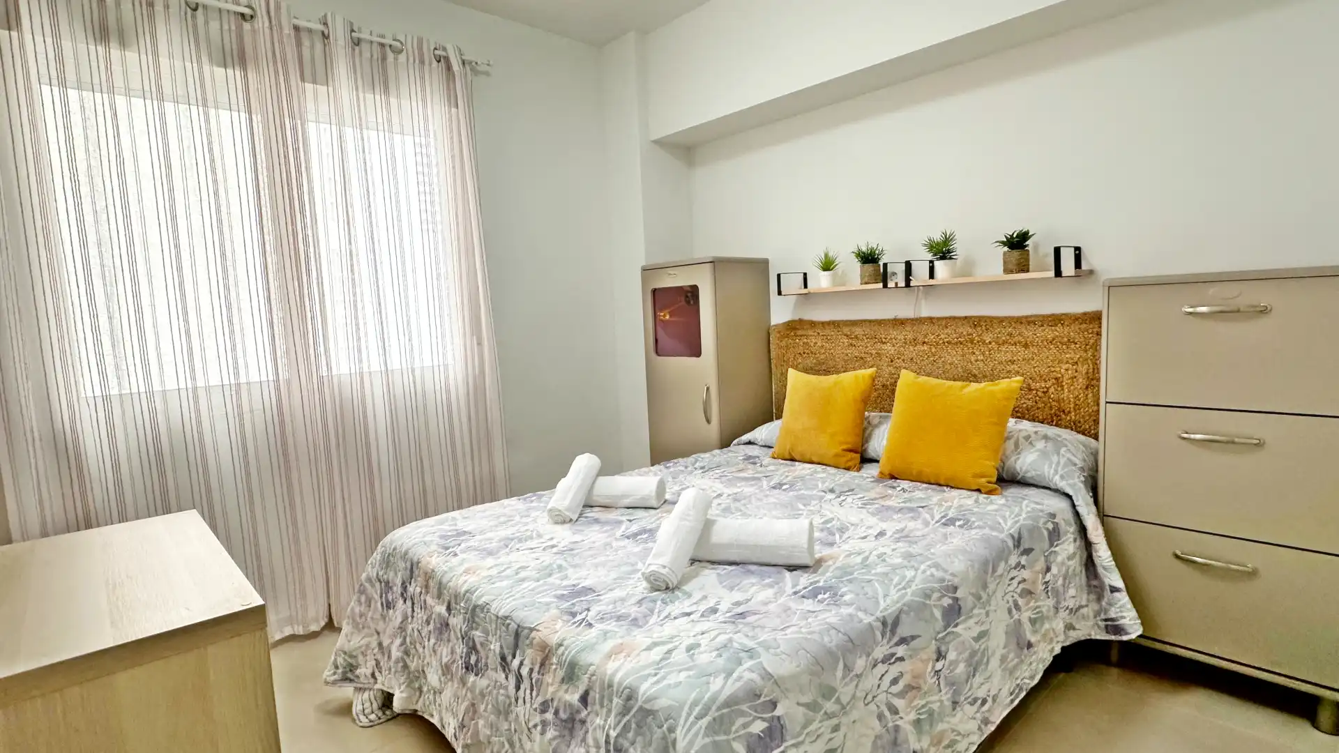 Dormitori de Apartament de lloguer en Gandia amb Aire condicionat, Calefacció i Moblat