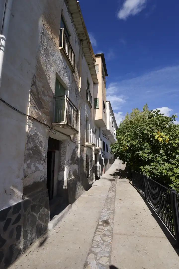 Vista exterior de Casa adosada en venda en Bérchules amb Terrassa i Balcó