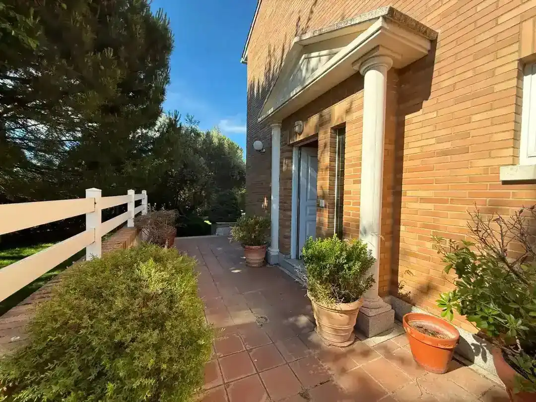 Außenansicht von Einfamilien-Reihenhaus zum Verkauf in Santa Marta de Tormes mit Klimaanlage, Heizung und Privatgarten