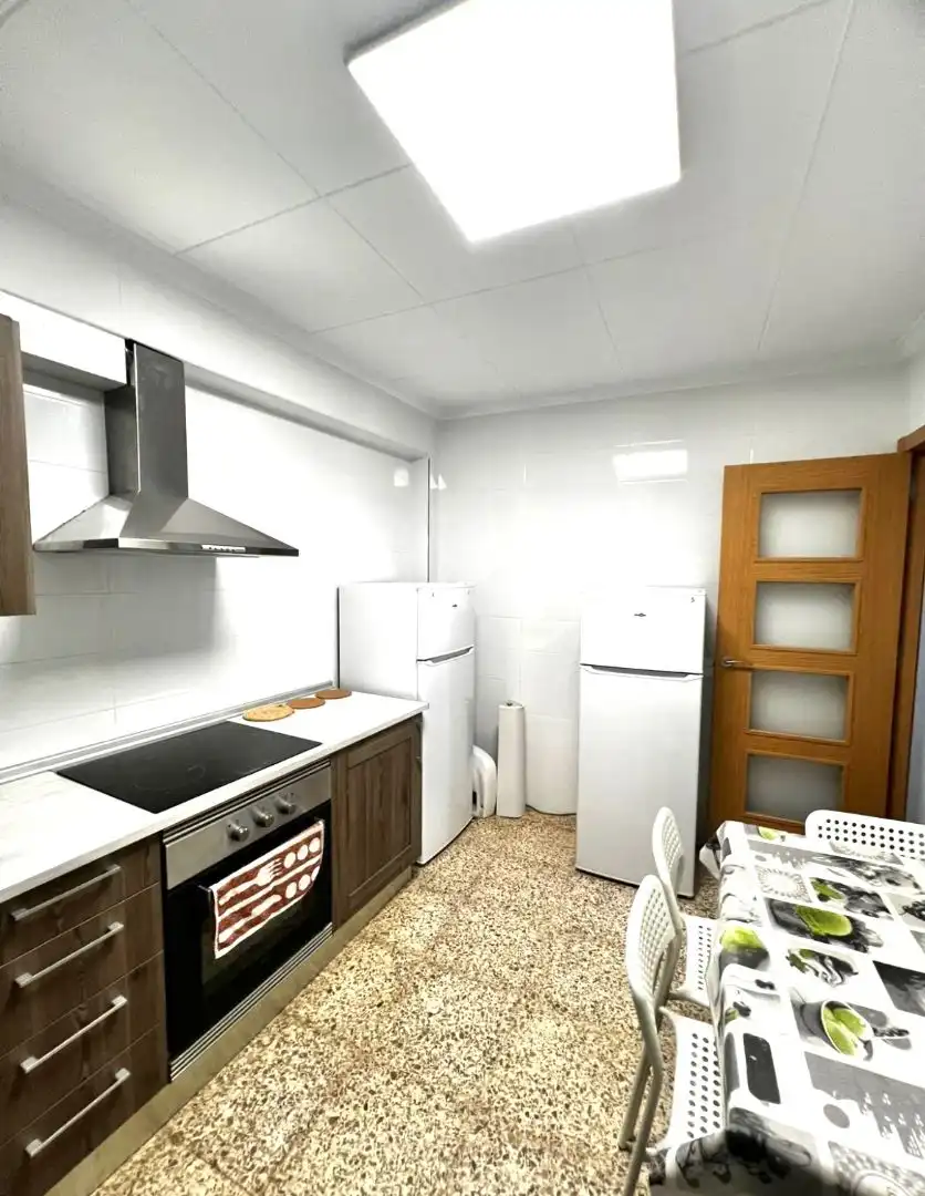 Küche von Wohnung zur untervermieten in Valencia mit Klimaanlage, Ofen und Waschmaschine