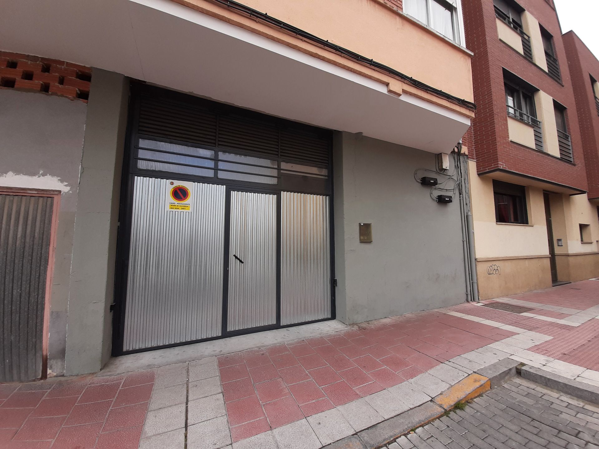 Vista exterior de Local en venda en Valladolid Capital amb Alarma