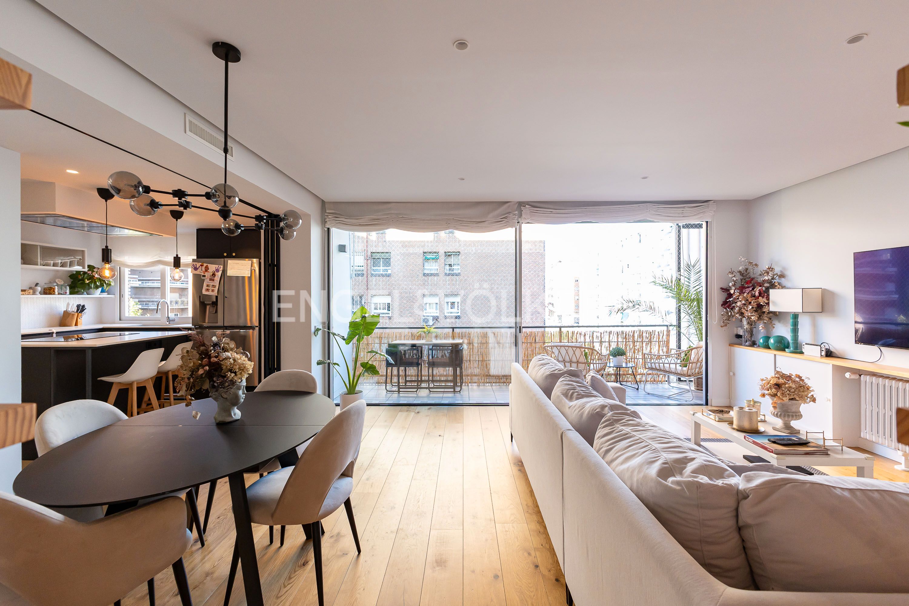 Sala d'estar de Apartament en venda en  Madrid Capital amb Aire condicionat, Calefacció i Terrassa