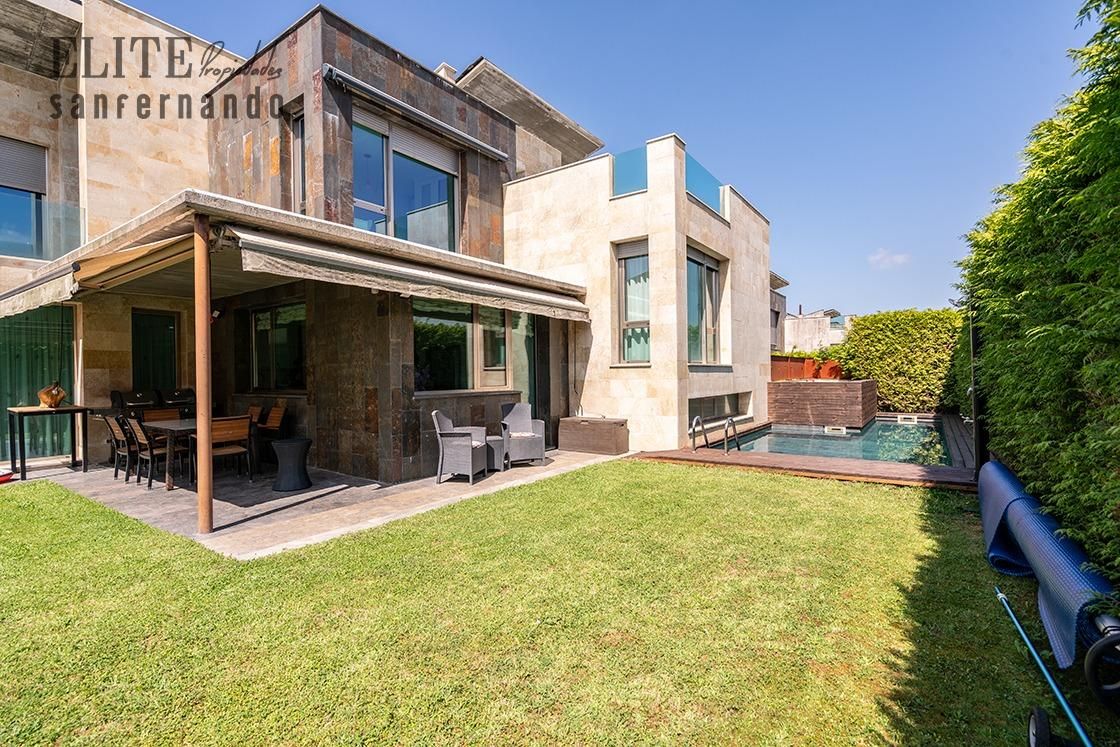 Exterior view of House or chalet for sale in Santa Cruz de Bezana  with Air Conditioner, Heating and Private garden