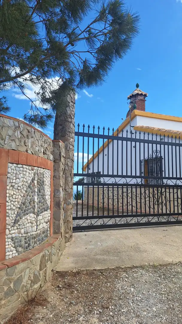 Außenansicht von Country house zur Miete in Vélez-Málaga mit Privatgarten, Terrasse und Schwimmbad