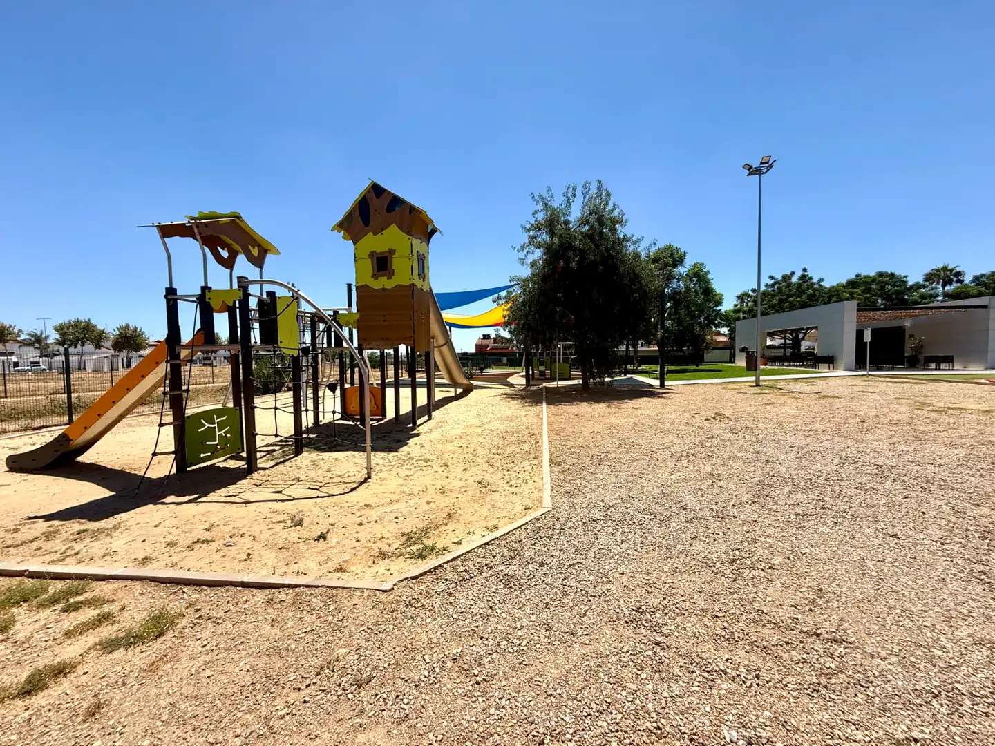 Aparcament de Casa adosada en venda en Espartinas amb Jardí privat, Terrassa i Piscina