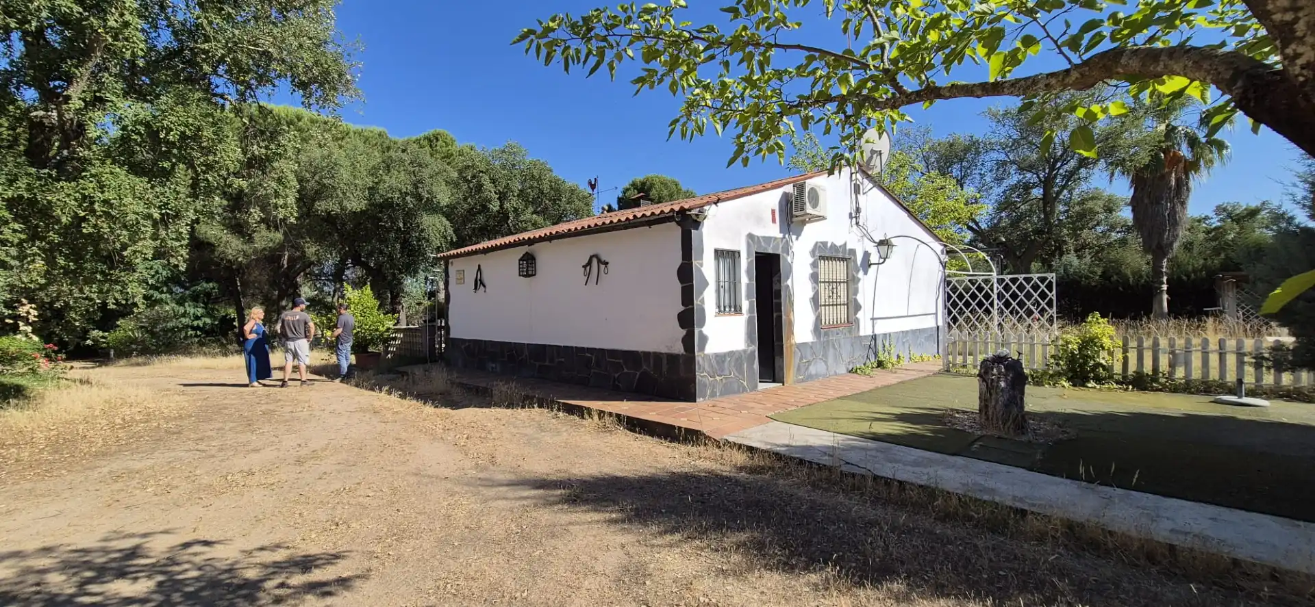 Außenansicht von Haus oder Chalet zum Verkauf in Badajoz mit Klimaanlage, Heizung und Privatgarten
