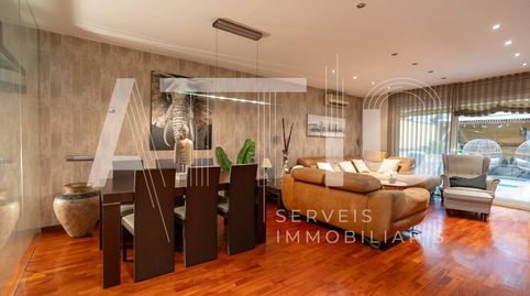 ESPECTACULAR CASA DE DISEÑO CON GARAJE PARA 4 COCHES, 4 SUITES, PATIO DE 40m EN GRÀCIAEIXAMPLE
