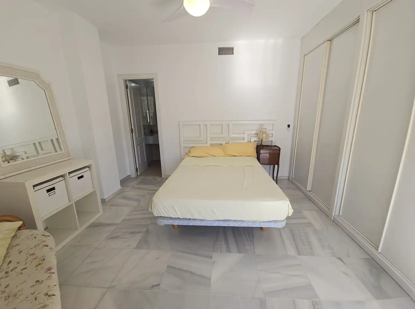 Schlafzimmer von Dachboden zur Miete in Marbella mit Klimaanlage, Terrasse und Möbliert