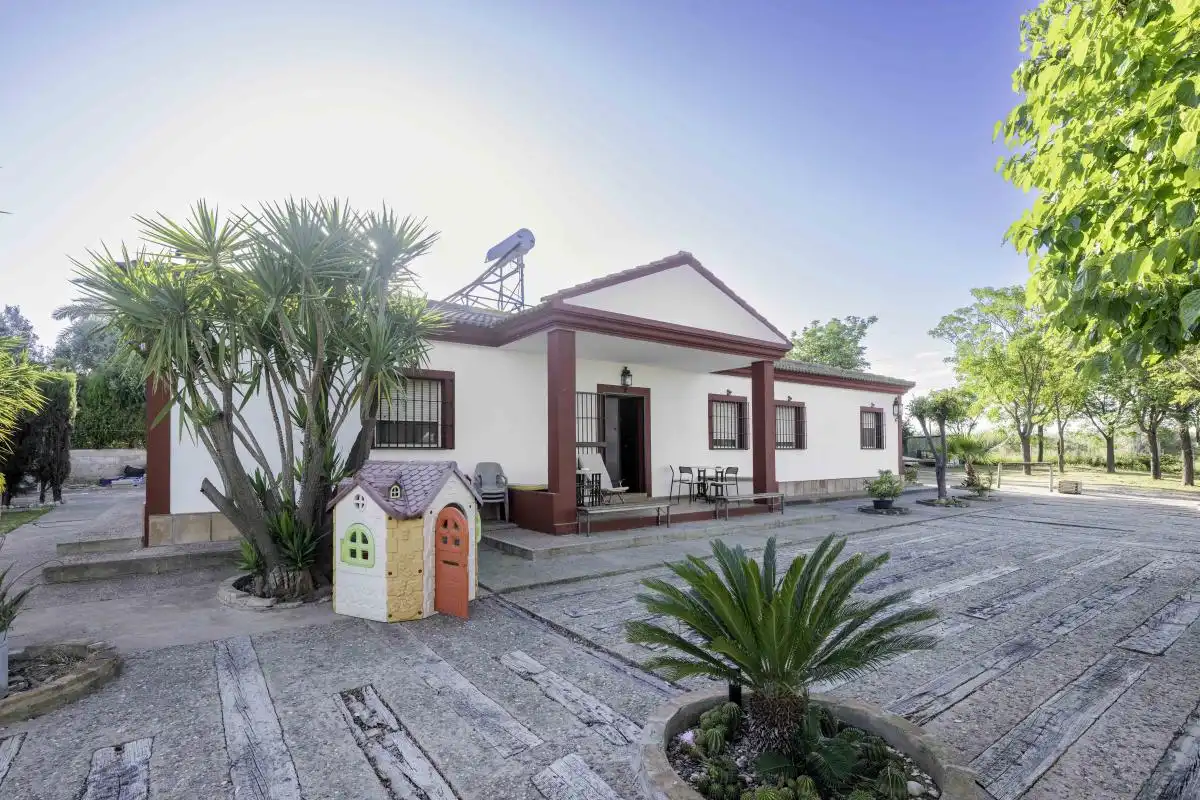 Vista exterior de Casa o xalet en venda en Bollullos de la Mitación amb Aire condicionat, Calefacció i Jardí privat