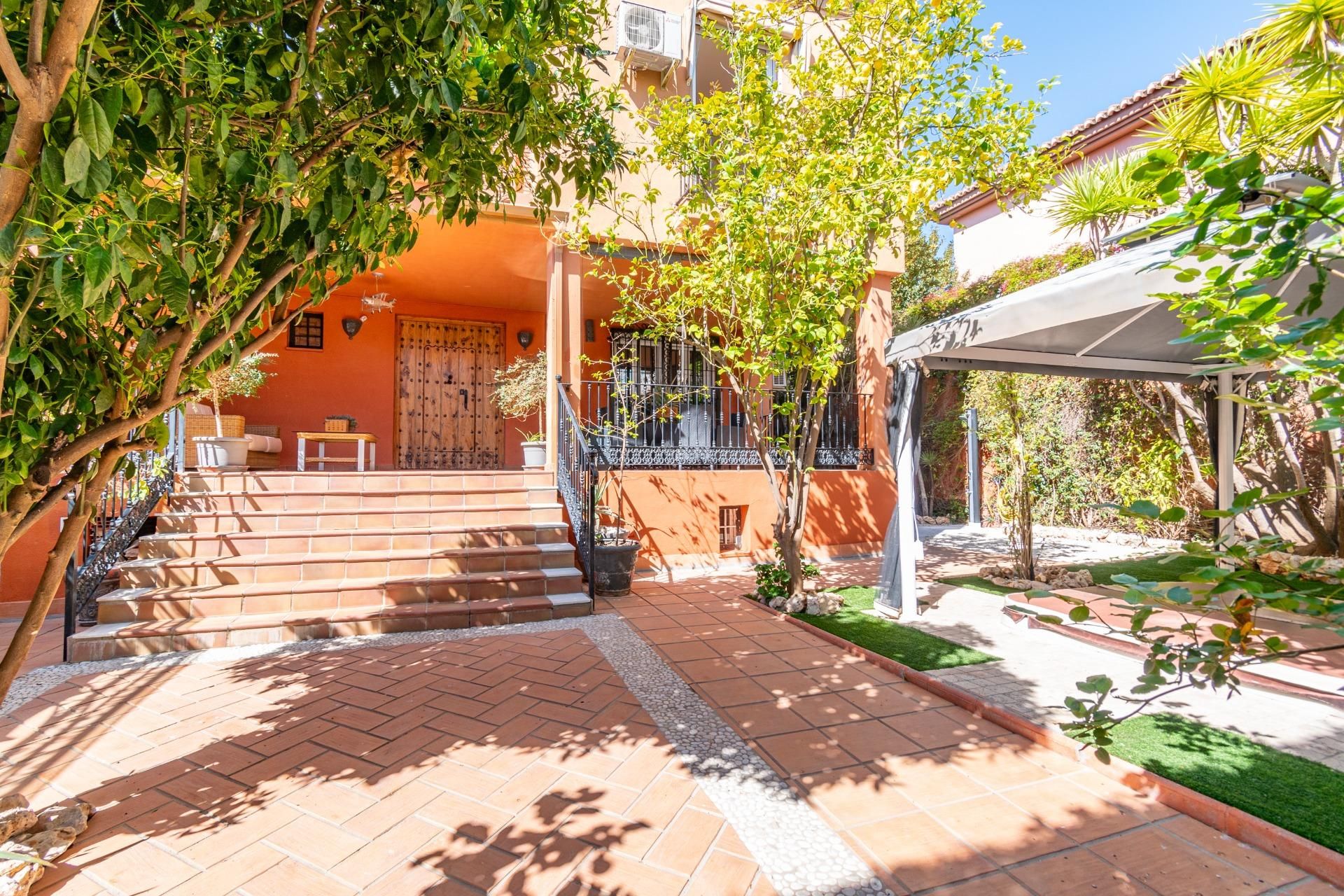 Exterior view of Single-family semi-detached for sale in Las Gabias  with Air Conditioner, Heating and Private garden