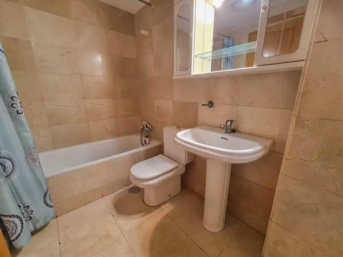 Bathroom of Flat for sale in Fuenlabrada  with Air Conditioner, Heating and Parquet flooring