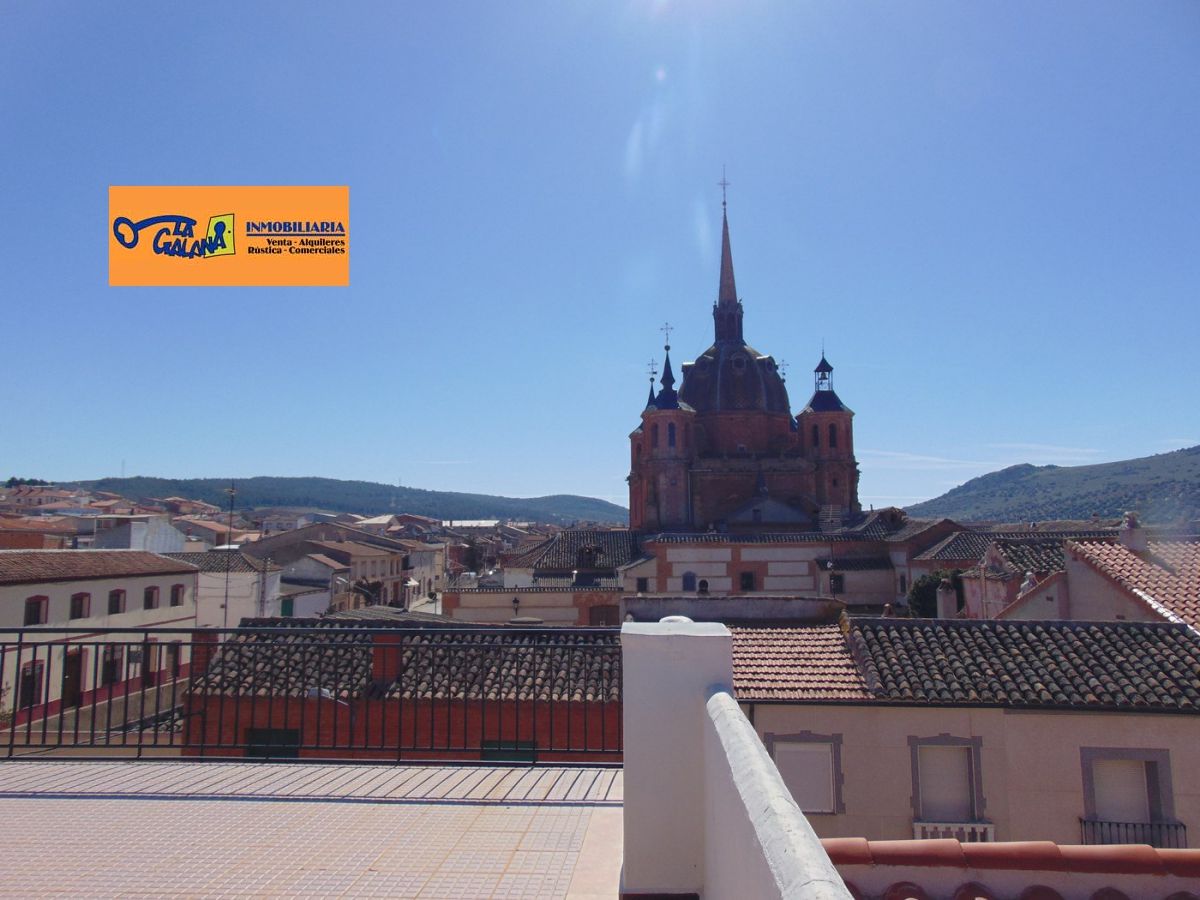 Vista exterior de Casa o xalet en venda en San Carlos del Valle amb Calefacció, Terrassa i Traster