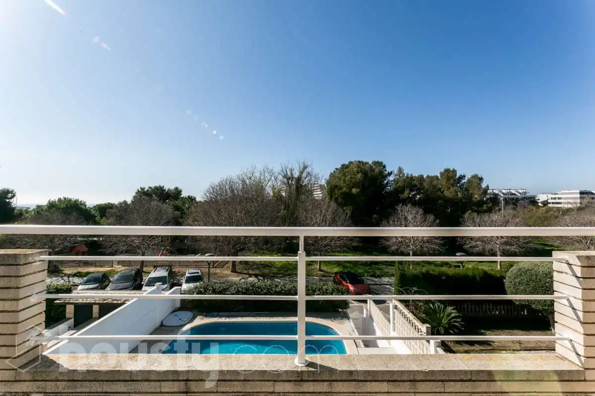 Piscina de Casa adosada en venda en Sitges amb Aire condicionat, Calefacció i Jardí privat
