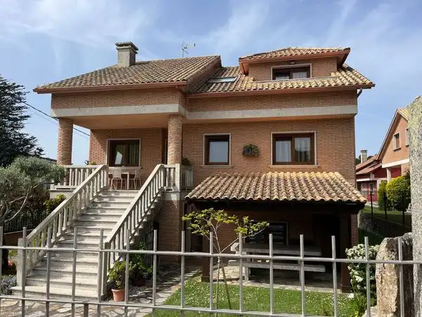 Vista exterior de Casa o xalet en venda en A Guarda   amb Calefacció, Jardí privat i Parquet
