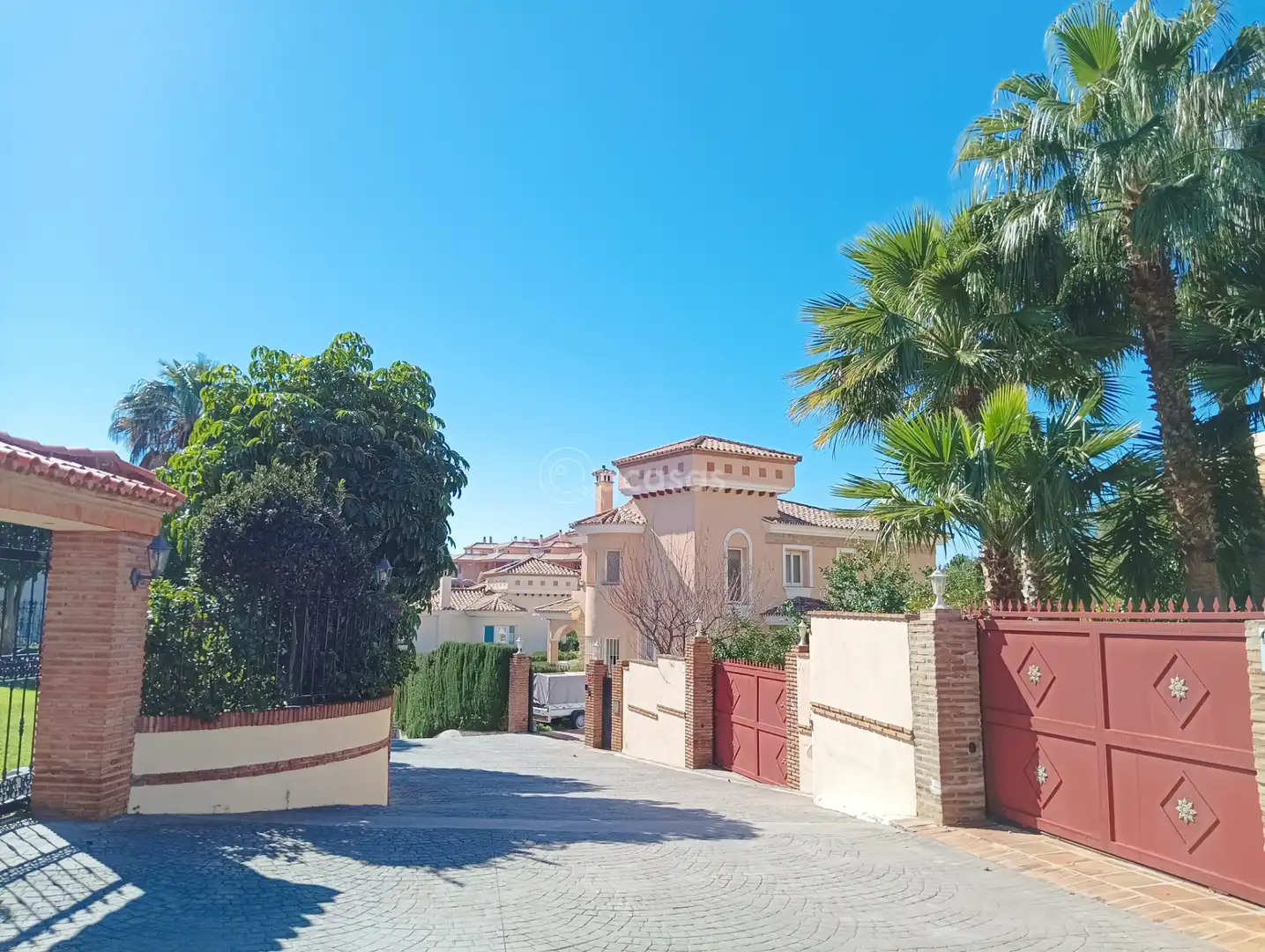 Vista exterior de Casa o xalet en venda en Benalmádena amb Aire condicionat, Calefacció i Jardí privat