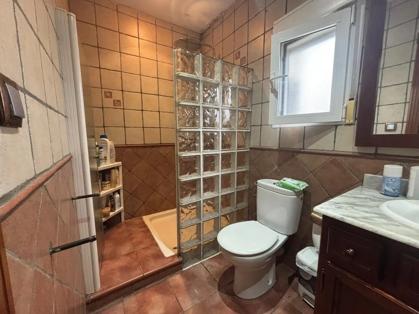 Baño de Casa adosada en venta en Los Montesinos con Aire acondicionado, Terraza y Amueblado