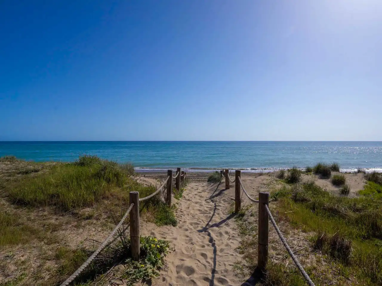 Vista exterior de Planta baja en venta en Marbella con Aire acondicionado, Calefacción y Jardín privado