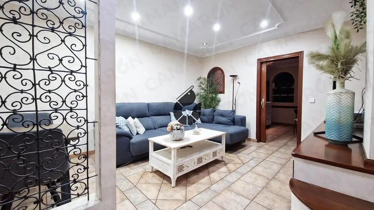 Sala d'estar de Casa adosada en venda en Coria del Río amb Aire condicionat, Terrassa i Balcó