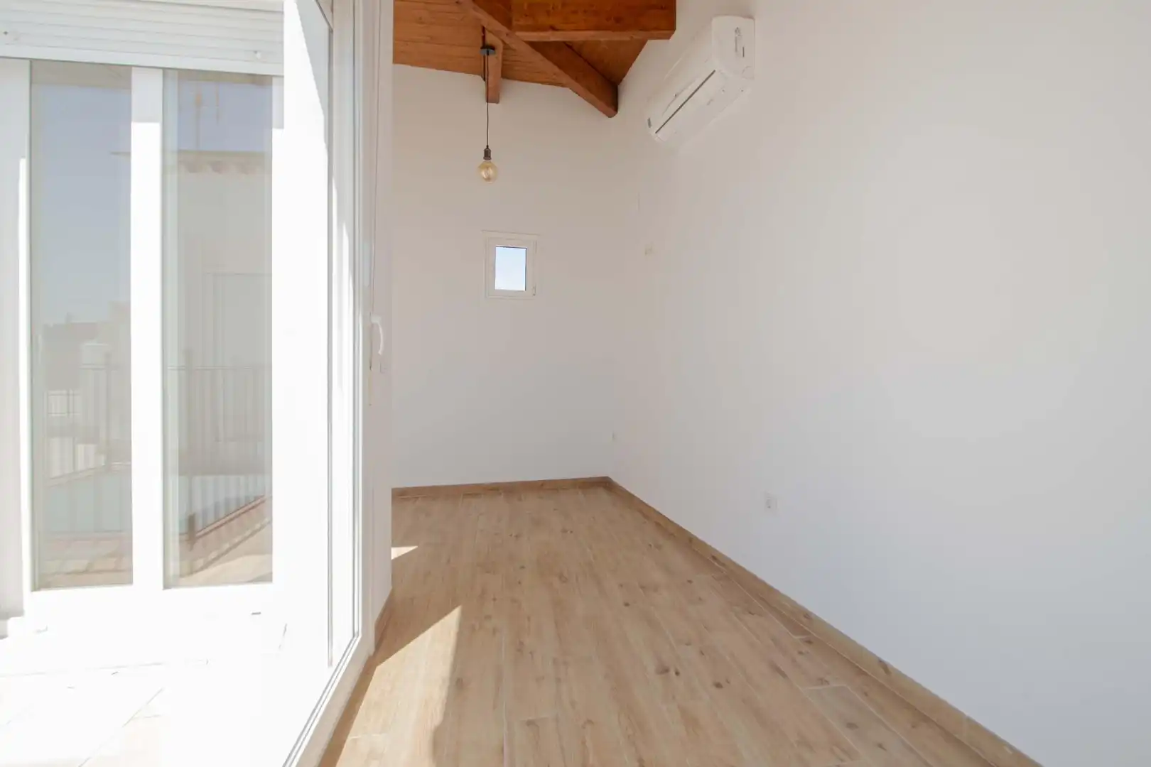 Dachboden zum Verkauf in Sevilla mit Klimaanlage, Terrasse und Balkon