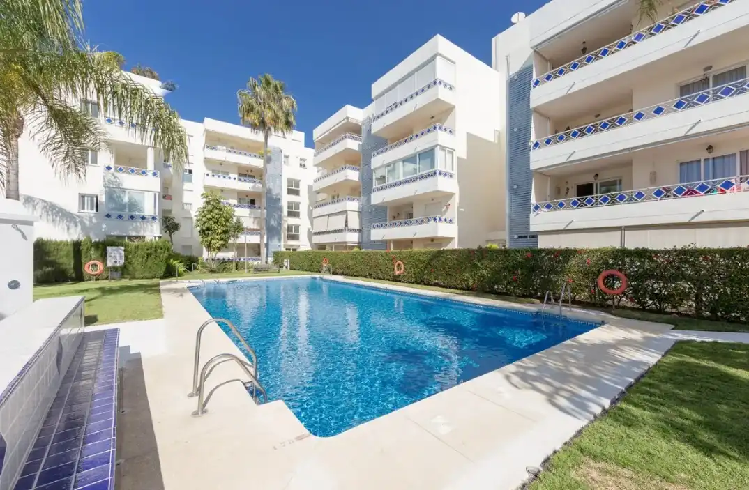 Piscina de Apartament en venda en Marbella amb Aire condicionat, Jardí privat i Terrassa