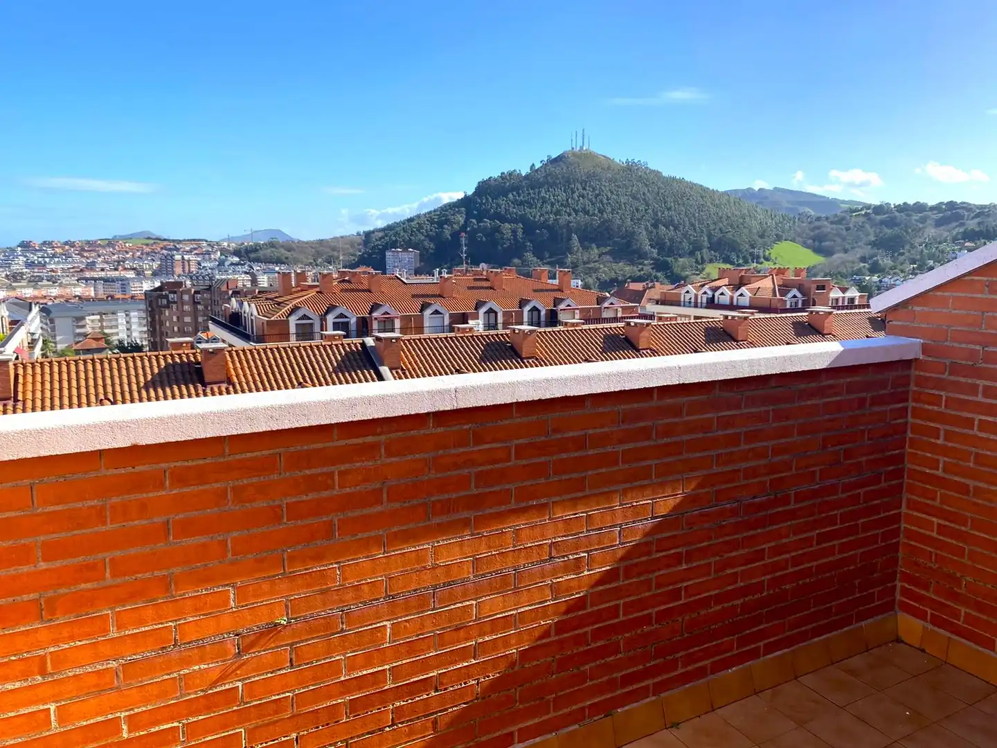 Vista exterior de Casa adosada en venda en Castro-Urdiales amb Calefacció, Parquet i Terrassa