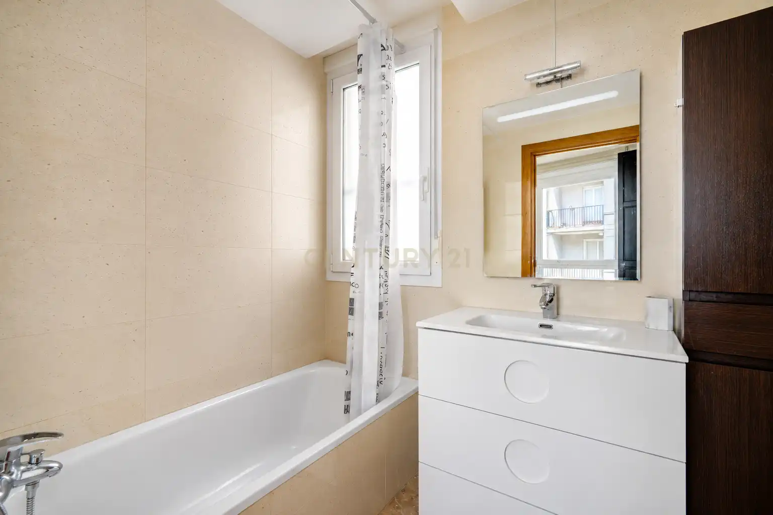 Baño de Dúplex en venta en Irun  con Trastero, Horno y Lavadora