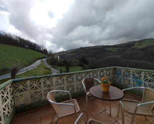 Terrasse von Einfamilien-Reihenhaus miete in Tineo mit Heizung, Privatgarten und Terrasse