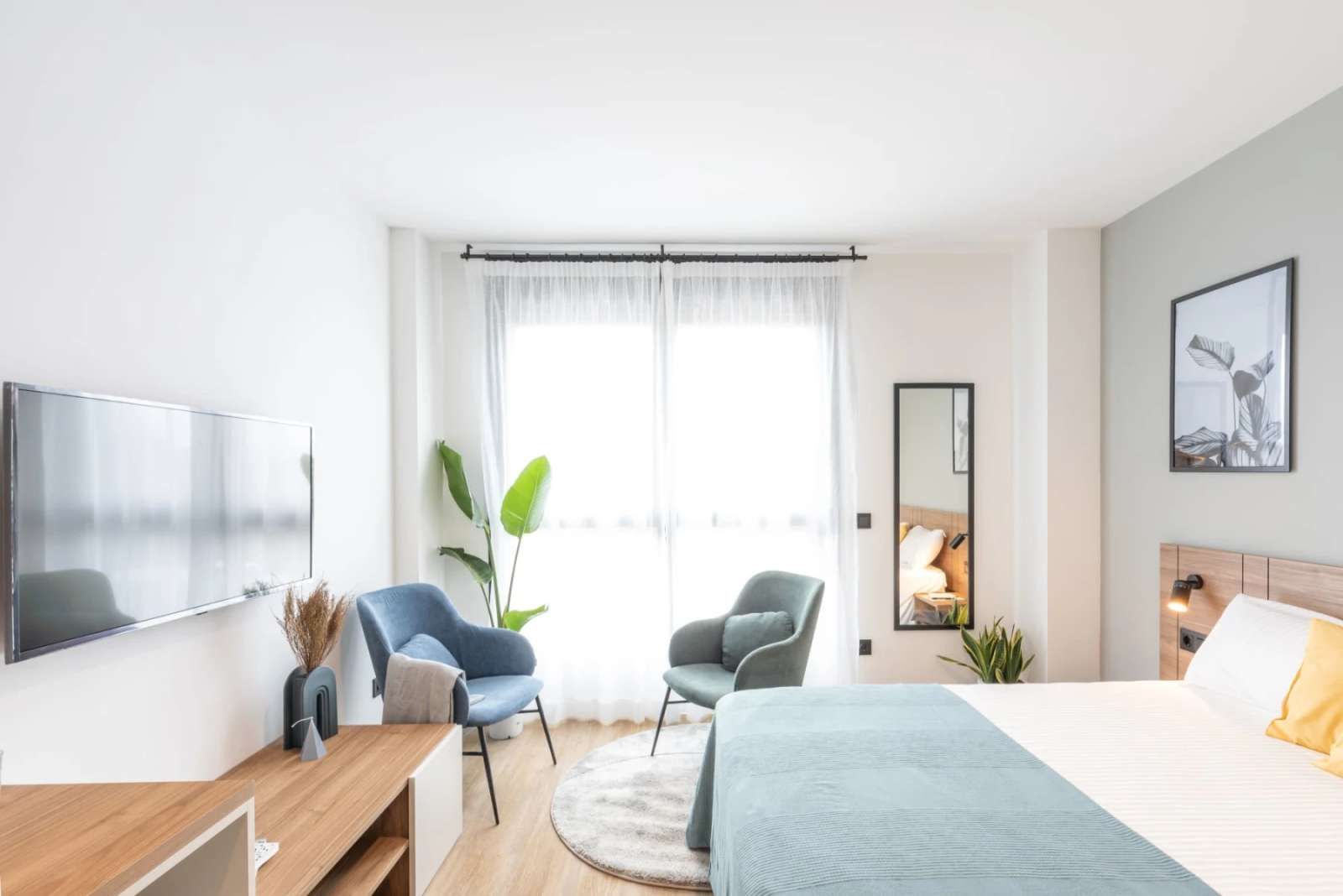 Bedroom of Study to share in  Madrid Capital  with Air Conditioner and Terrace