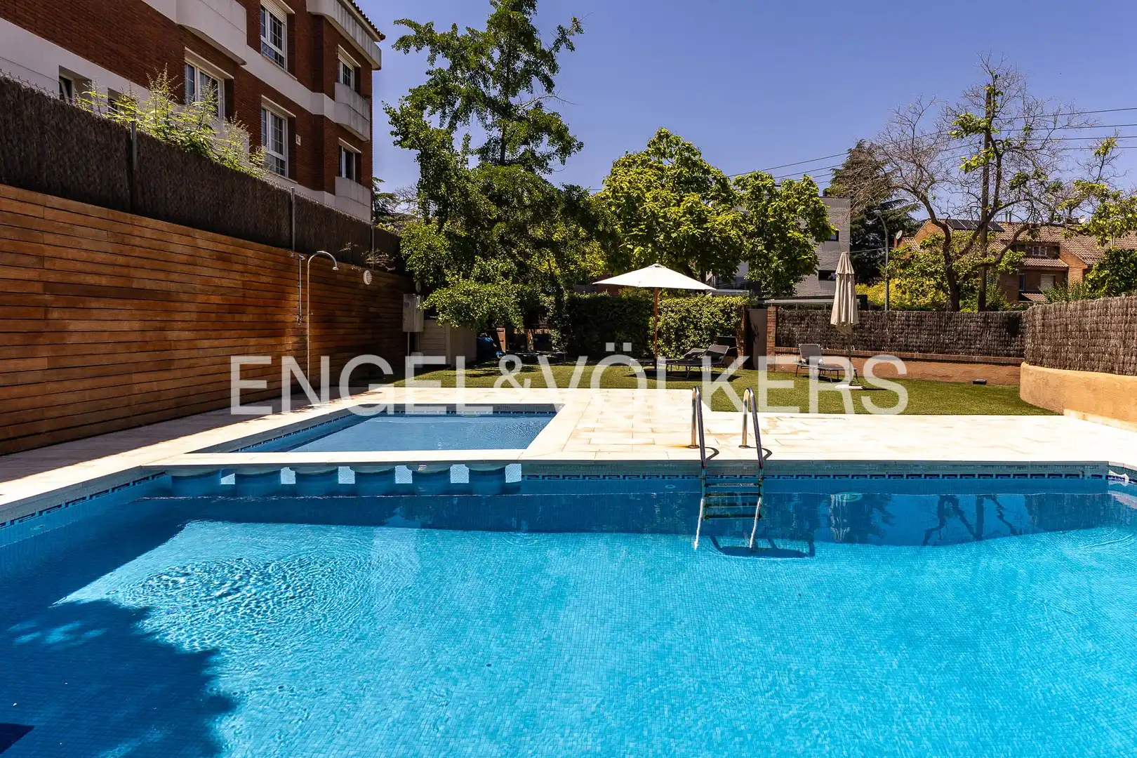 Piscina de Casa o xalet en venda en Sant Cugat del Vallès amb Aire condicionat, Calefacció i Jardí privat